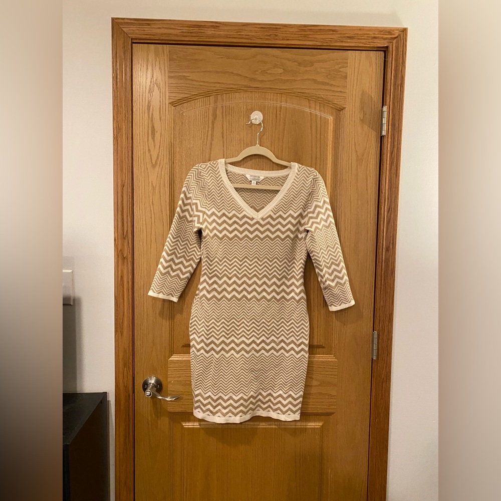 Charming Charlie Women’s Size Small Beige & White Chevron Sweater Dress UNWORN